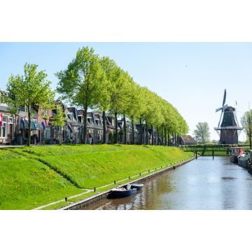 Lais Puzzle - Eine klassische holländische Windmühle in der Stadt Dokkum, Friesland, in den nördlichen Teilen der Niederlande, an einem sonnigen Frühlingsnachmittag - 2.000 Teile