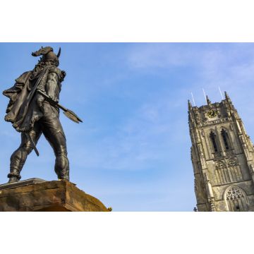 Lais Puzzle - Rückansicht der Ambiorix-Statue in Tongeren, der ältesten Stadt Belgiens, mit dem Turm der Basilika Unserer Lieben Frau in Tongeren im Hintergrund - 2.000 Teile