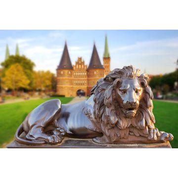 Lais Puzzle - Lübeck, Holstentor mit Löwe im Vordergrund - 2.000 Teile