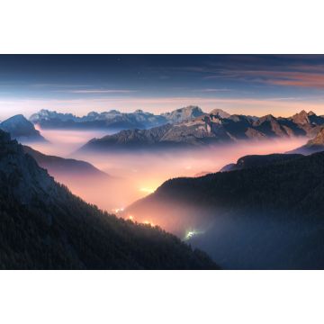 Lais Puzzle - Berge im Nebel bei schöner Herbstnacht in den Dolomiten, Italien. Landschaft mit alpinem Bergtal, niedrigen Wolken, Wald, buntem Himmel mit Sternen, Stadtbeleuchtung in der Abenddämmerung. Luftaufnahme. Passo Giau - 2.000 Teile