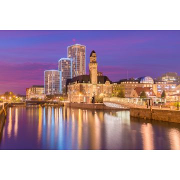Lais Puzzle - Abendliches Stadtbild von Malmö, Schweden. Moderne und alte historische Gebäude spiegeln sich im Wasser. Malerischer Sonnenuntergang in einer Stadt - 2.000 Teile