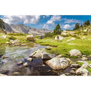 Lais Puzzle - Beeindruckende Aussicht auf die Pyrenäenlandschaft in Andorra, mit Wanderin - 2.000 Teile