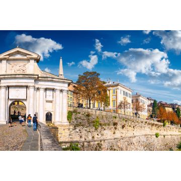 Lais Puzzle - Panoramablick auf "Porta San Giacomo" in der Altstadt von Bergamo an einem sonnigen Tag - 2.000 Teile