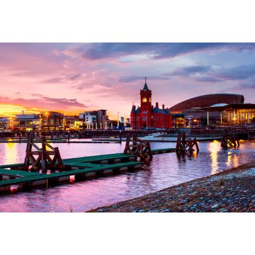 Lais Puzzle - Nächtliche Waterfront in Cardiff, Vereinigtes Königreich. Farbenfroher Sonnenuntergang mit Wales Millennium Center - 2.000 Teile