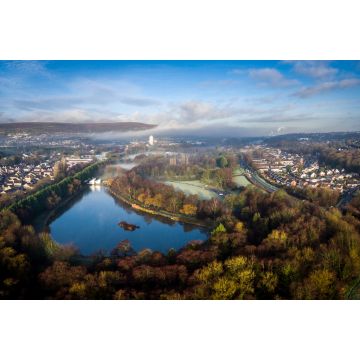Lais Puzzle - Luftaufnahme von frühmorgendlichem Nebel und Nebel über Cwmbran, Südwales, UK - 2.000 Teile
