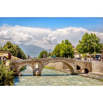 Lais Puzzle - Prizren, Kosovo - Touristen und Einheimische überqueren eine Steinbrücke, ein berühmter Ort in der Altstadt von Prizren im Kosovo - 2.000 Teile