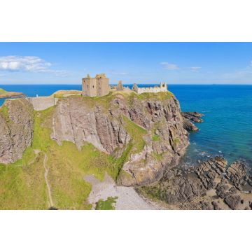 Lais Puzzle - Panorama einer Klippe mit alter Burg in einer Bucht mit blauem Himmel und weißen Wolken in Dunnottar Castle, nahe Stonehaven, Aberdeenshire, schottland - 2.000 Teile