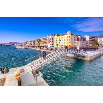 Lais Puzzle - Universitätsgebäude an der Strandpromenade von Volos mit einer Kopie der antiken Trireme von Jason, Griechenland - 2.000 Teile