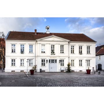 Lais Puzzle - Deutschland, Prignitz, Pritzwalk: Panorama Frontansicht des Rathauses im Stadtzentrum der deutschen Kleinstadt mit Haupteingang, öffentlichem Platz und blauem Himmel - Konzept Verwaltung. - 2.000 Teile