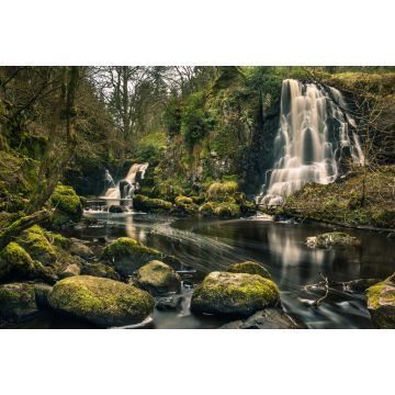 Lais Puzzle - Langzeitbelichtungsaufnahme der Linn Jaw Wasserfälle, in der Nähe von Livingston, Schottland, mit moosbewachsenen Felsen im Vordergrund und rund um die Wasserfälle und weißen Schaumstreifen im Wasser. West Lothian. UK - 2.000 Teile