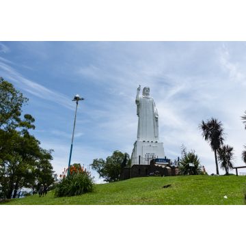 Lais Puzzle - Der Cristo Bendicente ist eine Skulptur, die sich auf dem Gipfel des Cerro San Javier befindet. - 2.000 Teile