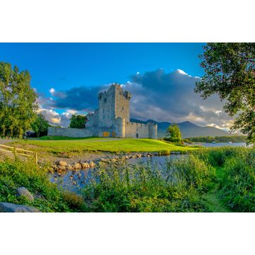 Lais Puzzle - Idyllische Landschaft von Ross Castle im Killarney National Park in Irland. Reise mit dem Auto durch den Ring of Kerry - 2.000 Teile