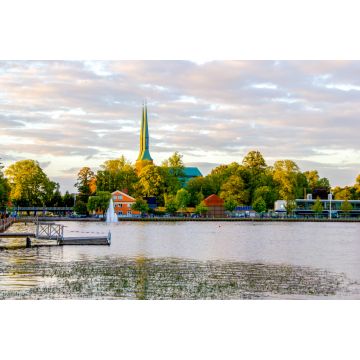 Lais Puzzle - Ein malerischer und leerer Holzsteg am schwedischen See Trummen in Vaxjo, in der Region Smaland, Schweden an einem sonnigen Tag mit einigen Wolken am Himmel. Vaxjo ist bekannt als die grünste Stadt in Europa - 2.000 Teile