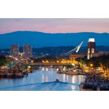 Lais Puzzle - Pescara (Italien) - Der Blick in der Abenddämmerung von der monumentalen Brücke Ponte del Mare im Kanal und Hafen der Stadt Pescara, Region Abruzzen. - 2.000 Teile