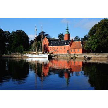 Lais Puzzle - Schloss Halmstad (Halmstads slott), ein Schloss aus dem 17. Jahrhundert am Fluss Nissan in Halmstad, in der Provinz Halland, Schweden mit einem davor liegenden Zweimaster - 2.000 Teile