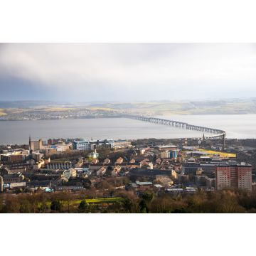 Lais Puzzle - Blick auf das Stadtzentrum von Dundee und die Eisenbahnbrücke über den Firth of Tay bei starken Regenfällen im Winter - 2.000 Teile