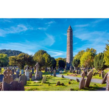 Lais Puzzle - Steinerner Rundturm und einige Ruinen einer ursprünglich im 6. Jahrhundert errichteten Klostersiedlung im Tal von Glendalough, Grafschaft Wicklow, Irland - 2.000 Teile