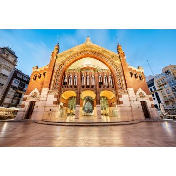 Lais Puzzle - Die majestätische Fassade des Colon-Marktes und sein Spiegelbild auf dem Boden des Platzes, aufgenommen zur blauen Stunde, Valencia, Spanien - 2.000 Teile