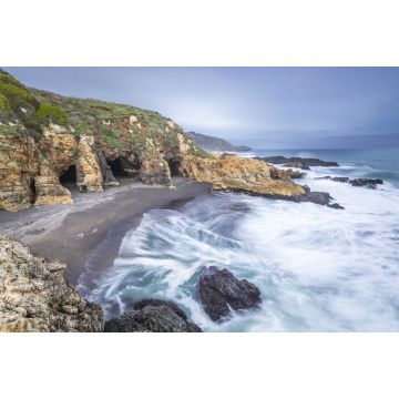Lais Puzzle - Das berühmte Reiseziel "Cueva de los Patos Liles" ist ein fantastischer Strand mit drei Höhlen mit Blick auf den Pazifik, ein mysteriöser und magischer Ort wie in einer Fantasiewelt in Cobquecura, Chile - 2.000 Teile