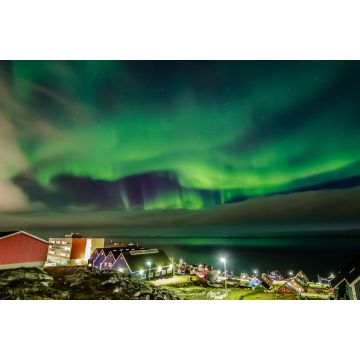 Lais Puzzle - Grünes, helles, von den Wolken verdecktes Nordlicht über dem Inuit-Dorf am Fjord, Stadt Nuuk, Grönland - 2.000 Teile