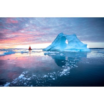 Lais Puzzle - Kleines rotes Segelboot, das zwischen schwimmenden Eisbergen im Disko Bay Gletscher während der Mitternachtssonne des Polarsommers kreuzt. Ilulissat, Grönland - 2.000 Teile