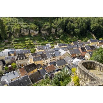 Lais Puzzle - Erhöhter Panoramablick auf die Stadt Larochette, Fiels oder Fels in Luxemburg vom Schloss Larochette - 2.000 Teile