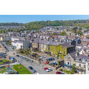 Lais Puzzle - Panorama von Beaumaris, Anglesey Nordwales in der Frühlingssonne - 2.000 Teile