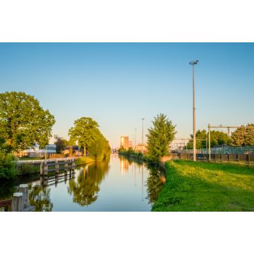Lais Puzzle - An einem heißen Maiabend stehen wir auf der Inselbrücke ('Eilandbrug') und blicken über den Kanal auf den Hauptbahnhof der niederländischen Stadt Almelo - 2.000 Teile
