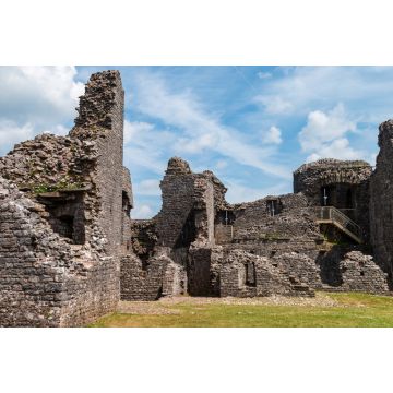 Lais Puzzle - Innerhalb des Hofes und der Mauern einer mittelalterlichen Burgruine (Burg Carreg Cennen) - 2.000 Teile