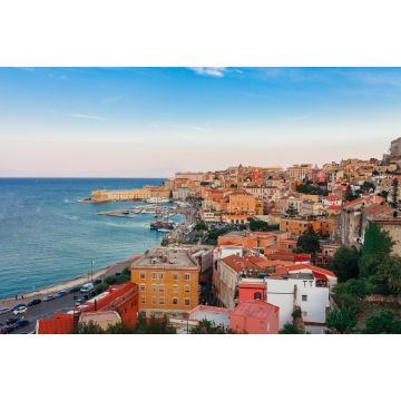 Lais Puzzle - Panorama-Seelandschaft mit Gaeta, Latium, Italien. Malerische historische Stadt mit alten Gebäuden, alten Kirchen, schönem Sandstrand und klarem blauem Wasser. Berühmtes Touristenziel an der Riviera di Ulisse - 2.000 Teile