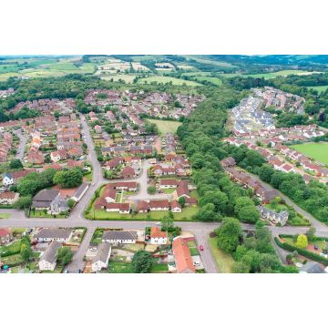 Lais Puzzle - Luftbild über dem Dorf Milton of Campsie, Schottland - 2.000 Teile