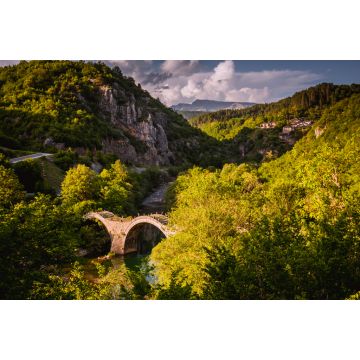 Lais Puzzle - Plakidas-Brücke mit dem Dorf Kipi im Hintergrund. Gewölbte Steinbrücke von Kalogeriko über den Fluss Voidomatis. Zentrale Zagoria, Epirus, Griechenland - 2.000 Teile
