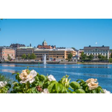 Lais Puzzle - Die Stadt Harnosand im nördlichen Teil von Schweden. Blumen und See im Vordergrund. Zentrum im Hintergrund. Sommer tagsüber - 2.000 Teile
