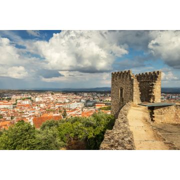 Lais Puzzle - Schlossturm von Castelo Branco, Portugal, mit der Stadt im Hintergrund und einem Himmel mit großen Wolken - 2.000 Teile