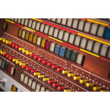 Lais Puzzle - Selektiver Fokus, Industriepanel mit vielen Drucktasten und Kippschaltern - 2.000 Teile