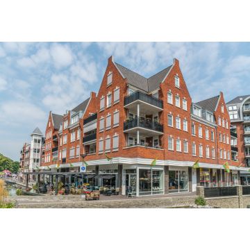 Lais Puzzle - Groesbeek, Die Niederlande - Menschen genießen ein Getränk und Essen vor einem modernen Gebäude mit Restaurant und Geschäften - 2.000 Teile