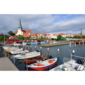 Lais Puzzle - Jachthafen und weiße Kirche in Ronne, Bornholm, Dänemark - 2.000 Teile