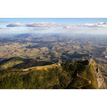Lais Puzzle - Luftlandschaft in Governador Valadares mit Paraglider und Ibituruna Gipfel und Rio Doce Tal, Brasilien - 2.000 Teile