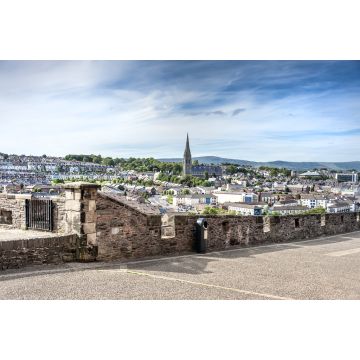 Lais Puzzle - Londonderry, Nordirland: Skyline von Derry mit St. Eugene's Cathedral in der Nähe von Free Derry Corner, Stadtmauer, Horizont und blauem Himmel - 2.000 Teile
