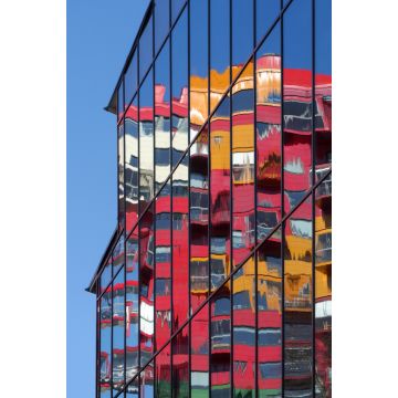 Lais Puzzle - Wohnhaus in Örnsköldsvik spiegelt sich in einer Glasfassade - 2.000 Teile