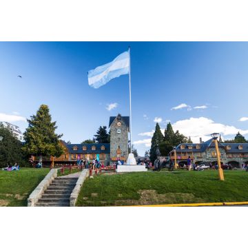 Lais Puzzle - Stadtzentrum auf einem Hauptplatz in Bariloche, Argentinien - 2.000 Teile
