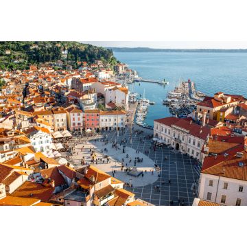 Lais Puzzle - Schöne Luftaufnahme der Stadt Piran mit dem Hauptplatz Tartini, alten Gebäuden mit roten Dächern und der Adria im Südwesten Sloweniens - 2.000 Teile