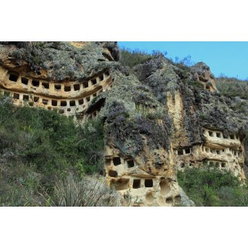 Lais Puzzle - Die Ventanillas de Combaya sind ein alter Prä-Inka-Friedhof in den Bergen Nordperus in der Nähe von Cajamarca. - 2.000 Teile