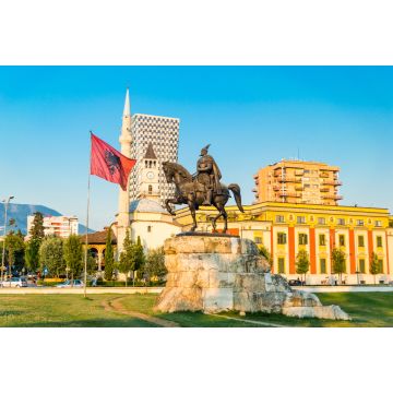 Lais Puzzle - Skanderbeg-Platz mit Fahne, Skanderbeg-Denkmal und Et'hem-Bey-Moschee im Stadtzentrum von Tirana, Albanien - 2.000 Teile