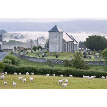 Lais Puzzle - Frühmorgendlicher Nebel in den Tälern umgibt die St. David's Church, Llanddewi'r Cwm, Powys, Wales - 2.000 Teile