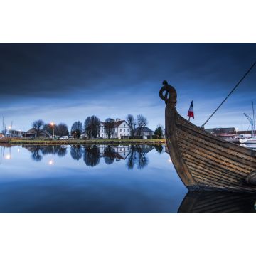 Lais Puzzle - Holzschiff am Kai von Carentan mit Spiegelungen im Wasser, Frankreich - 2.000 Teile