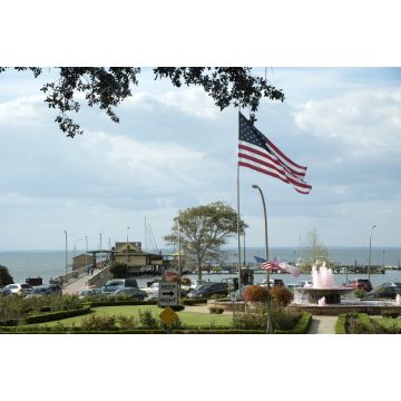 Lais Puzzle - Fairhope Pier an der Mobile Bay in Baldwin County Alabama USA. Ein Brunnen, der das Krebsbewusstsein unterstützt, sprudelt rosa Wasser - 2.000 Teile
