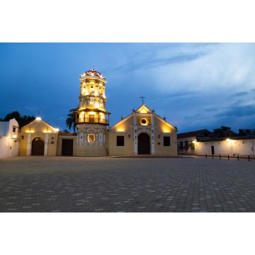Lais Puzzle - Der Beginn der blauen Stunde an der Santa Barbara Kirche in Mompox, Kolumbien. - 2.000 Teile