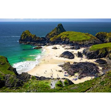 Lais Puzzle - Menschen genießen die sandige Bucht von Kynance Cove in Cornwall, England - 2.000 Teile