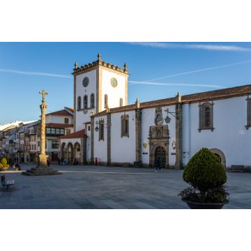 Lais Puzzle - Die Alte Kathedrale des Heiligen Namens Jesu (Antiga Catedral do Santo Nome de Jesus) "Sé Velha" in Braganca, Portugal, vor blauem Himmel. - 2.000 Teile